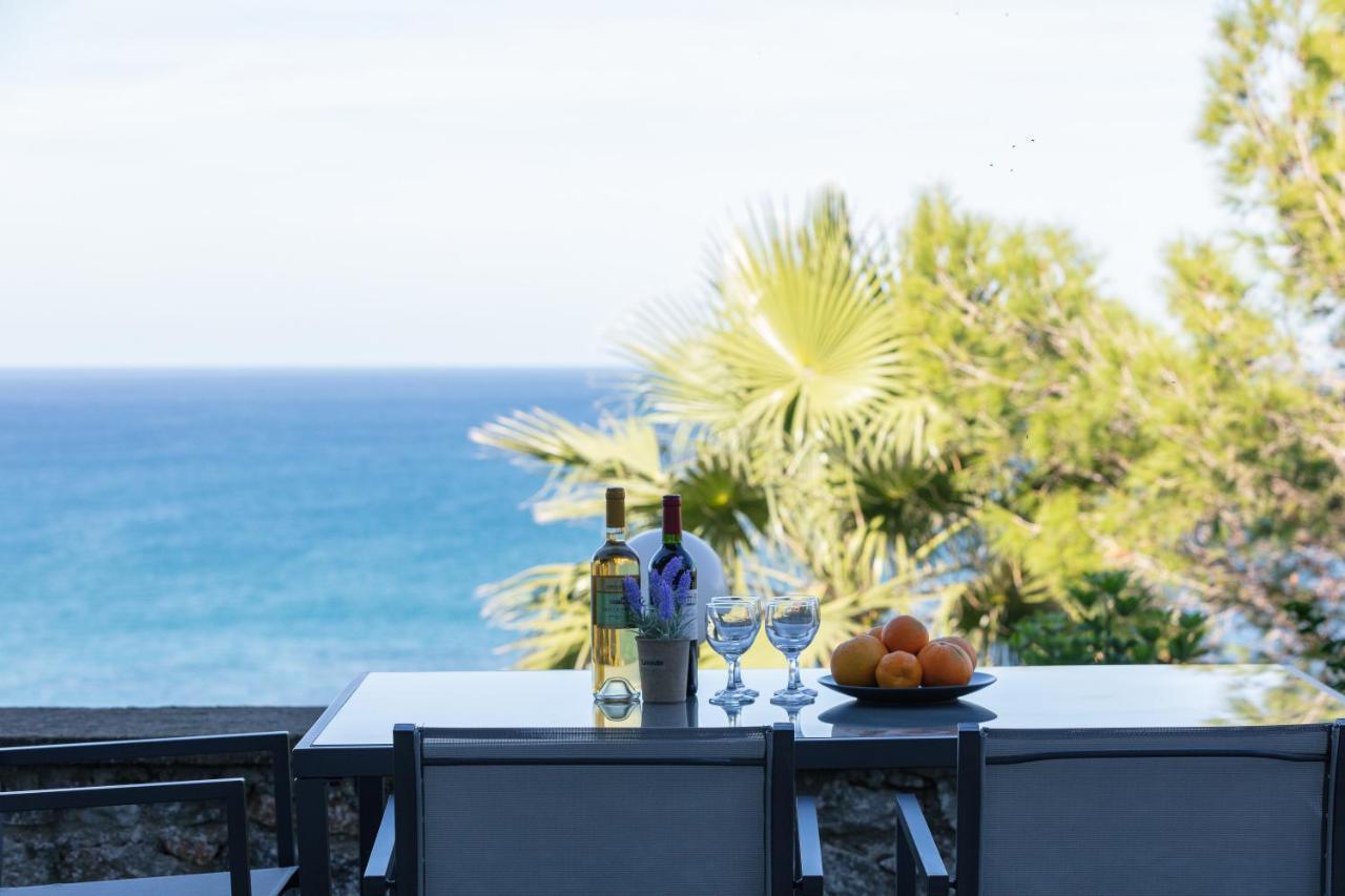 Pietra Di Mare Aparthotel Petres  ภายนอก รูปภาพ