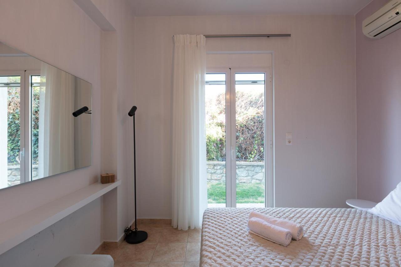 Pietra Di Mare Aparthotel Petres  ภายนอก รูปภาพ